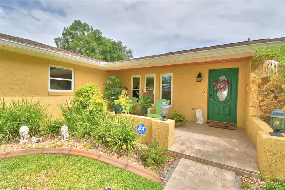 902 CRESTVIEW DRIVE Auburndale, FL 33823