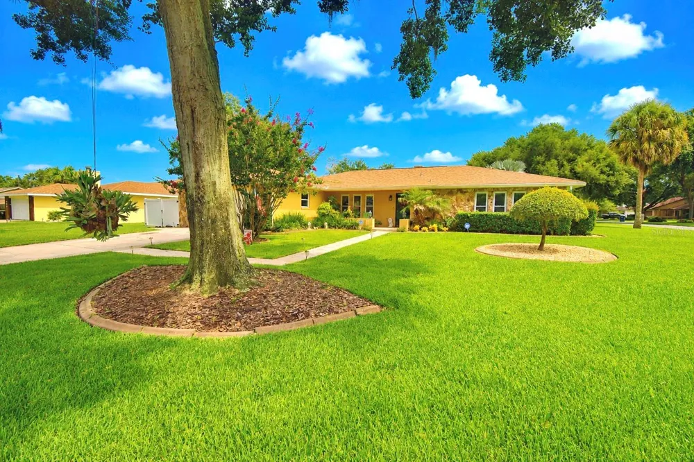 902 CRESTVIEW DRIVE Auburndale, FL 33823