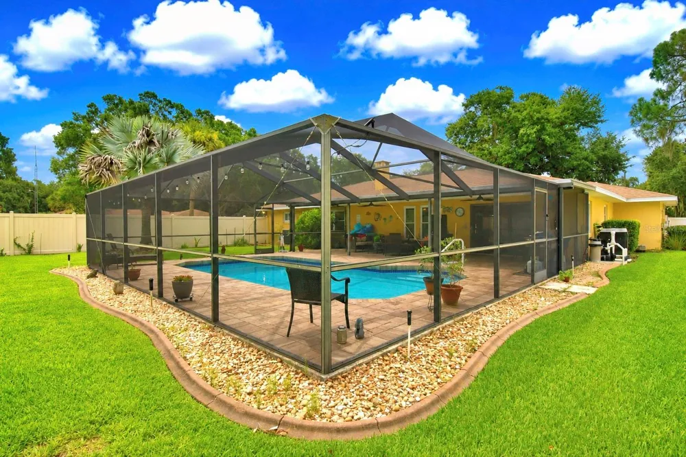 902 CRESTVIEW DRIVE Auburndale, FL 33823