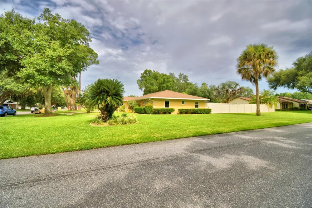 902 CRESTVIEW DRIVE Auburndale, FL 33823