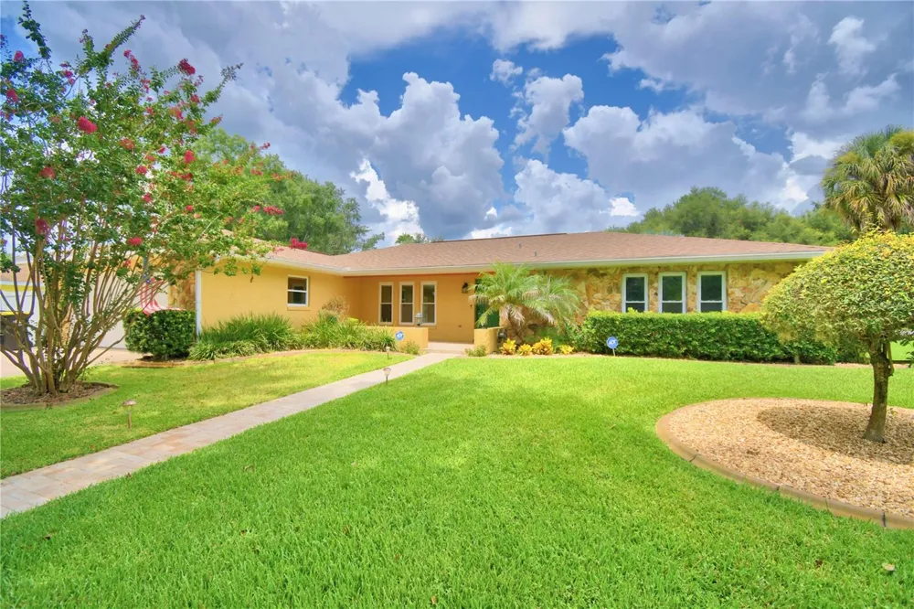 902 CRESTVIEW DRIVE Auburndale, FL 33823