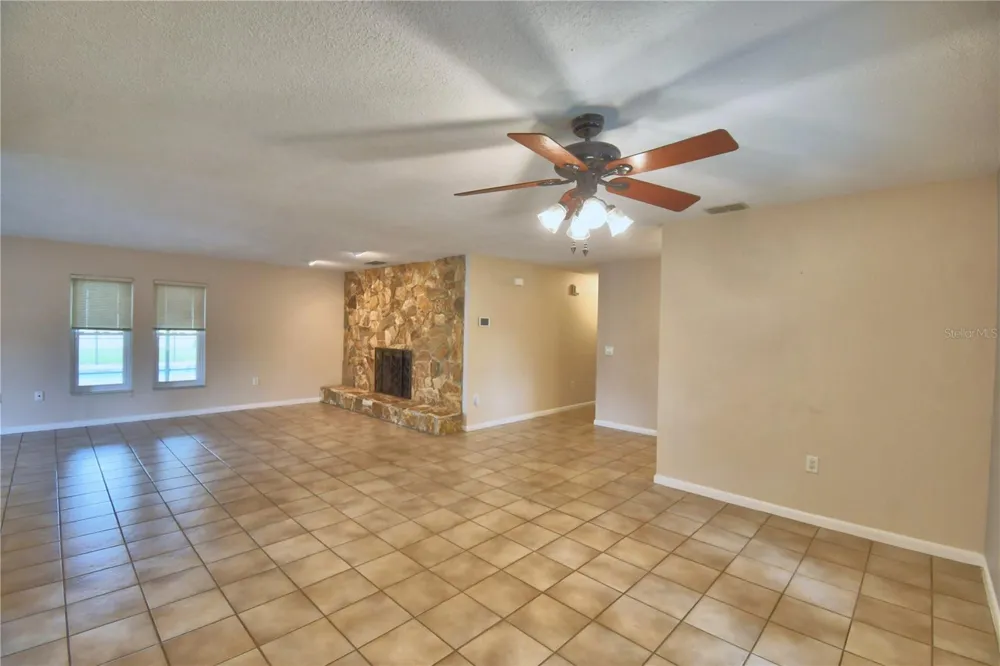 902 CRESTVIEW DRIVE Auburndale, FL 33823