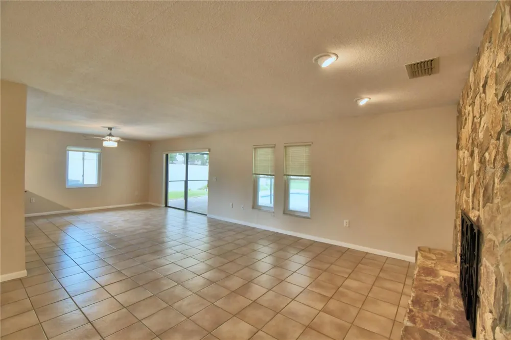 902 CRESTVIEW DRIVE Auburndale, FL 33823