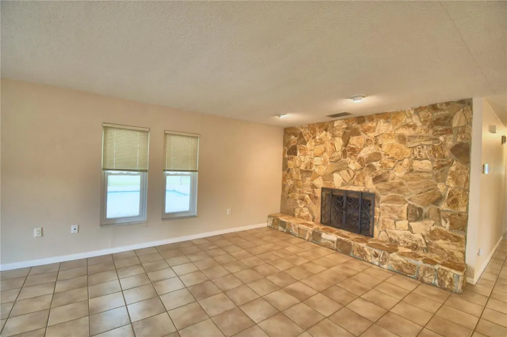 902 CRESTVIEW DRIVE Auburndale, FL 33823