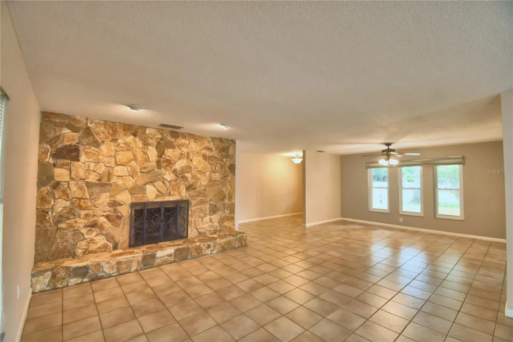 902 CRESTVIEW DRIVE Auburndale, FL 33823