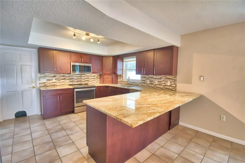 902 CRESTVIEW DRIVE Auburndale, FL 33823