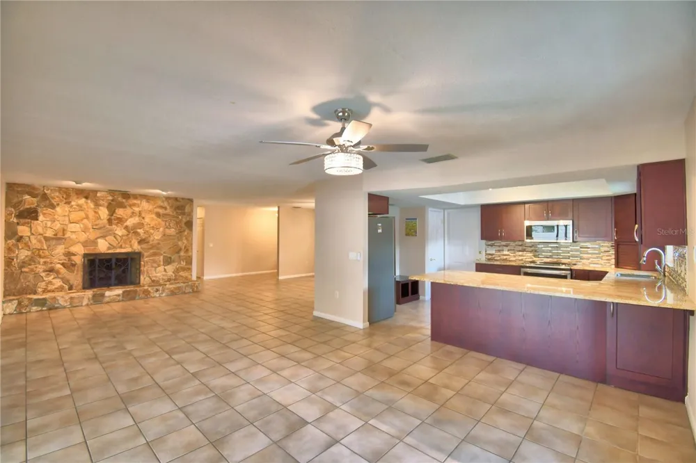 902 CRESTVIEW DRIVE Auburndale, FL 33823