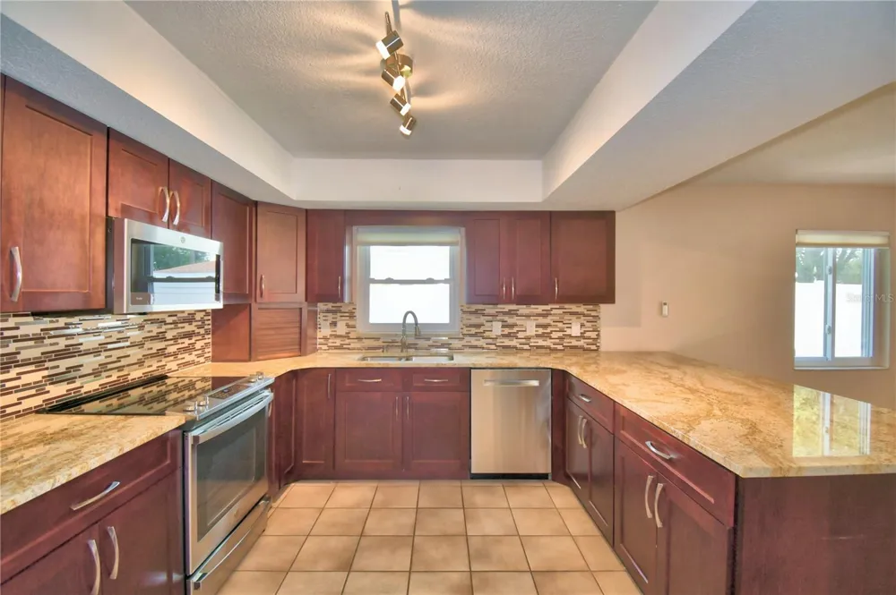 902 CRESTVIEW DRIVE Auburndale, FL 33823