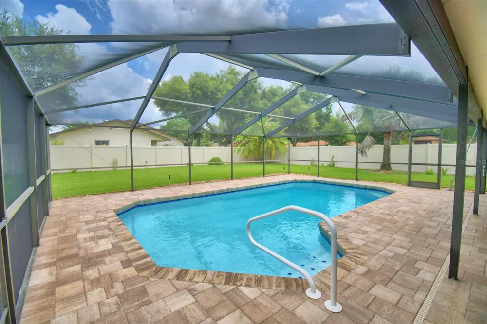 902 CRESTVIEW DRIVE Auburndale, FL 33823