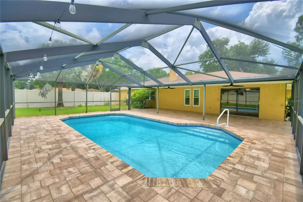 902 CRESTVIEW DRIVE Auburndale, FL 33823