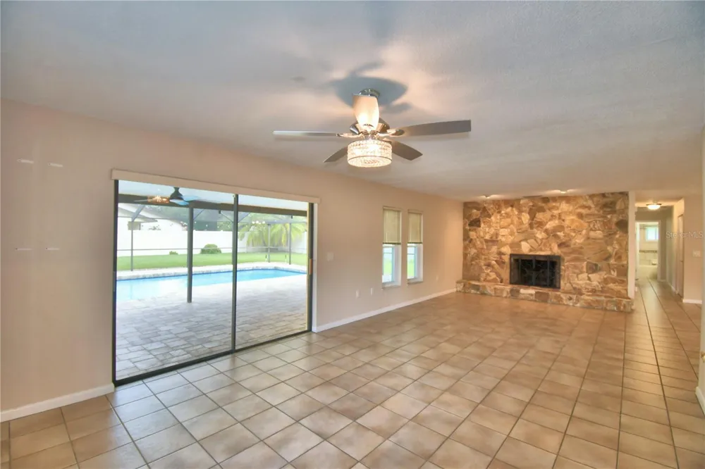 902 CRESTVIEW DRIVE Auburndale, FL 33823