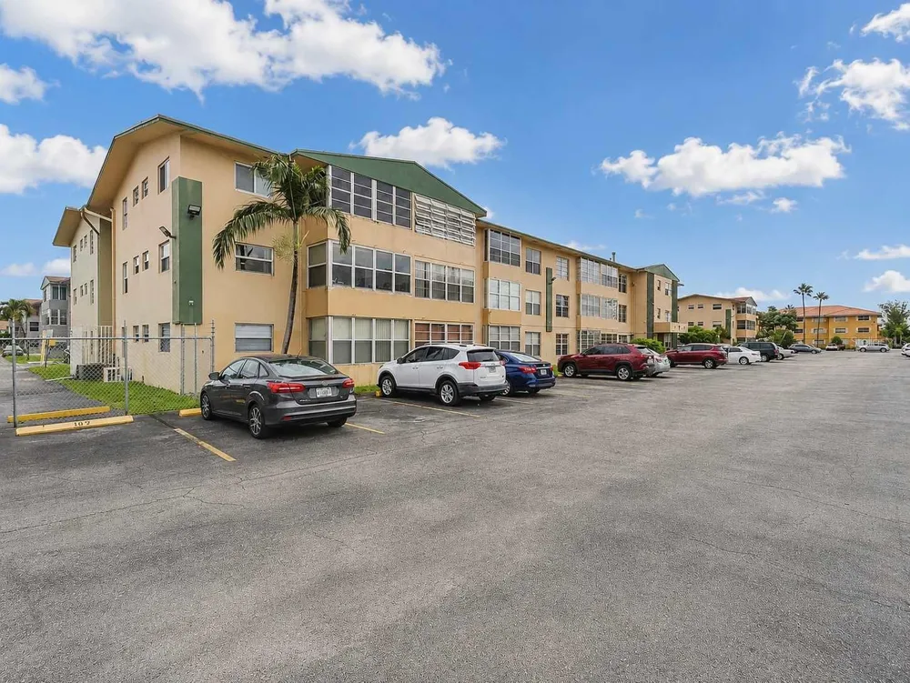 110 ROYAL PALM ROAD #208 Hialeah Gardens, FL 33016