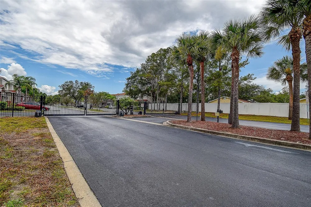 1426 HILLVIEW LANE Tarpon Springs, FL 34689