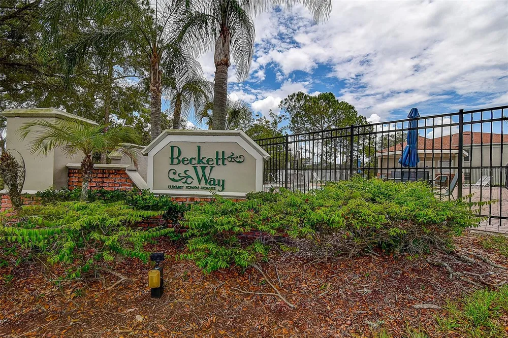 1426 HILLVIEW LANE Tarpon Springs, FL 34689