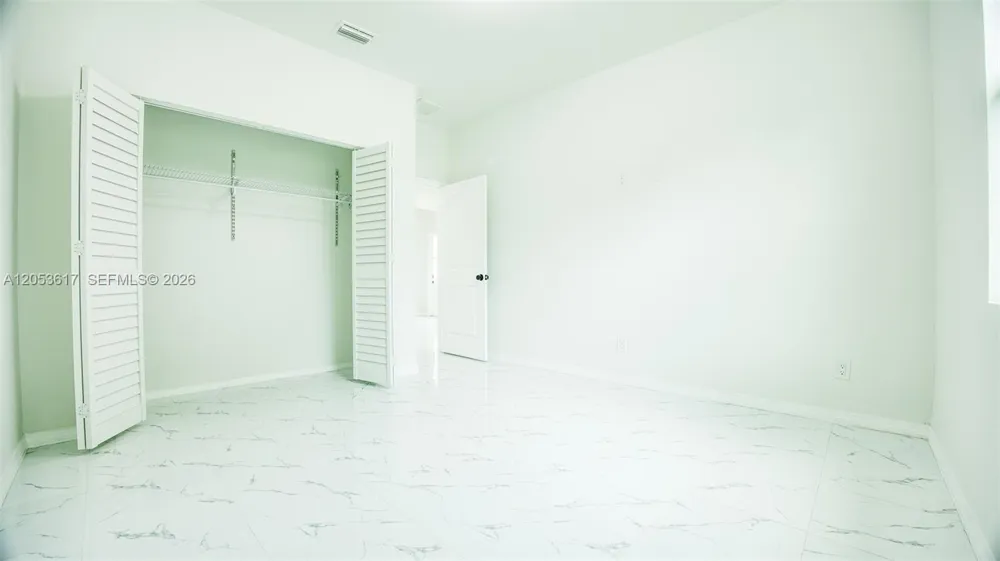 2524 LAKEVIEW DR Lehigh Acres, FL 33936