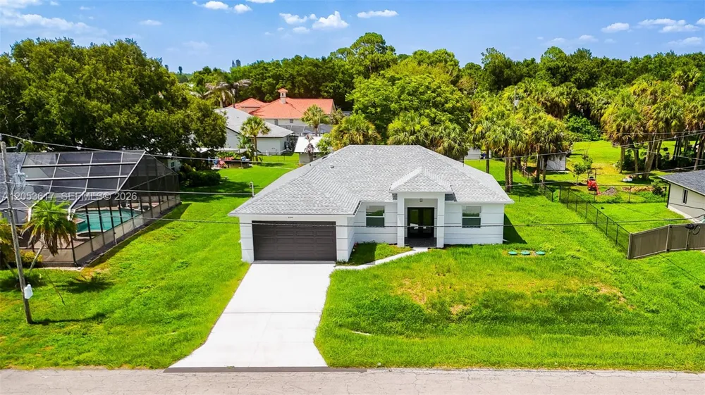 2524 LAKEVIEW DR Lehigh Acres, FL 33936