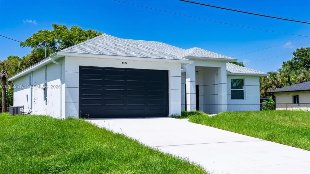 2524 LAKEVIEW DR Lehigh Acres, FL 33936