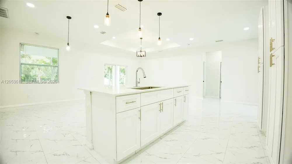 2524 LAKEVIEW DR Lehigh Acres, FL 33936