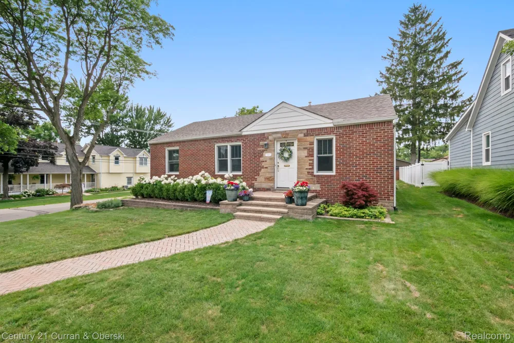 551 Evergreen Street Plymouth City, MI 48170