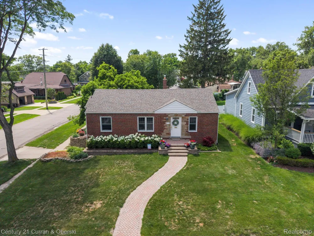 551 Evergreen Street Plymouth City, MI 48170