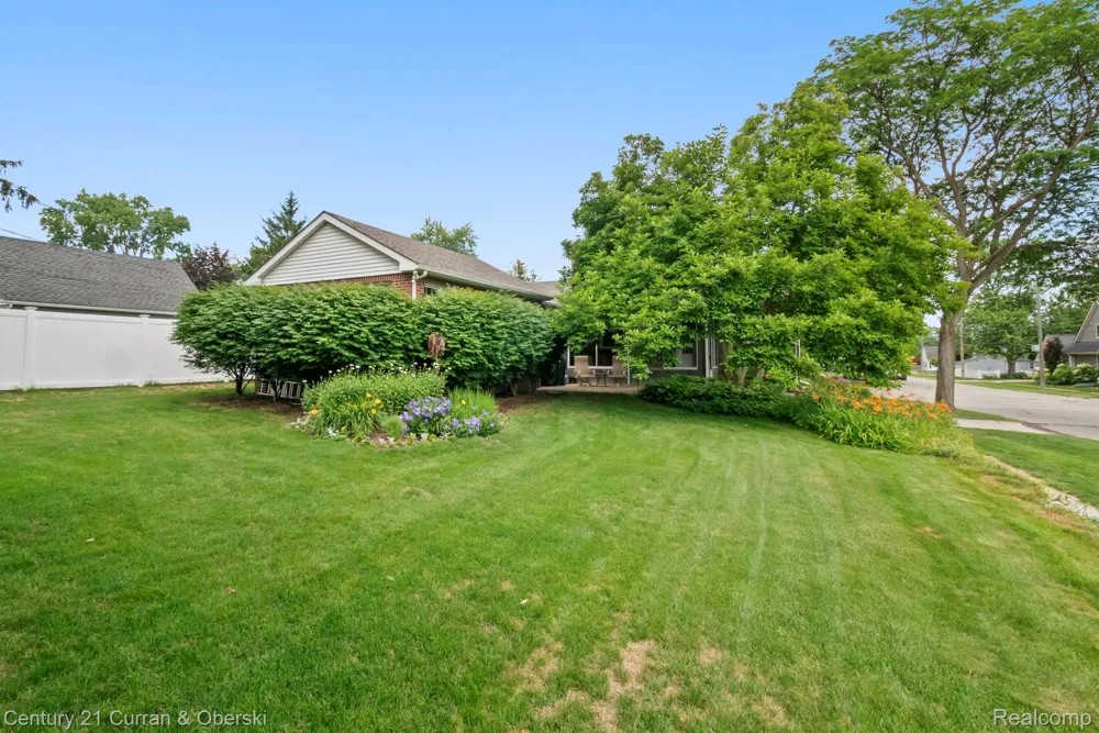 551 Evergreen Street Plymouth City, MI 48170