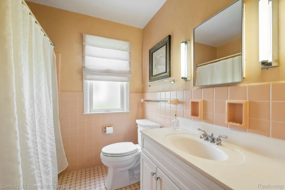 551 Evergreen Street Plymouth City, MI 48170