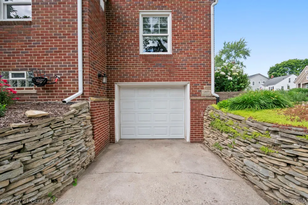 551 Evergreen Street Plymouth City, MI 48170
