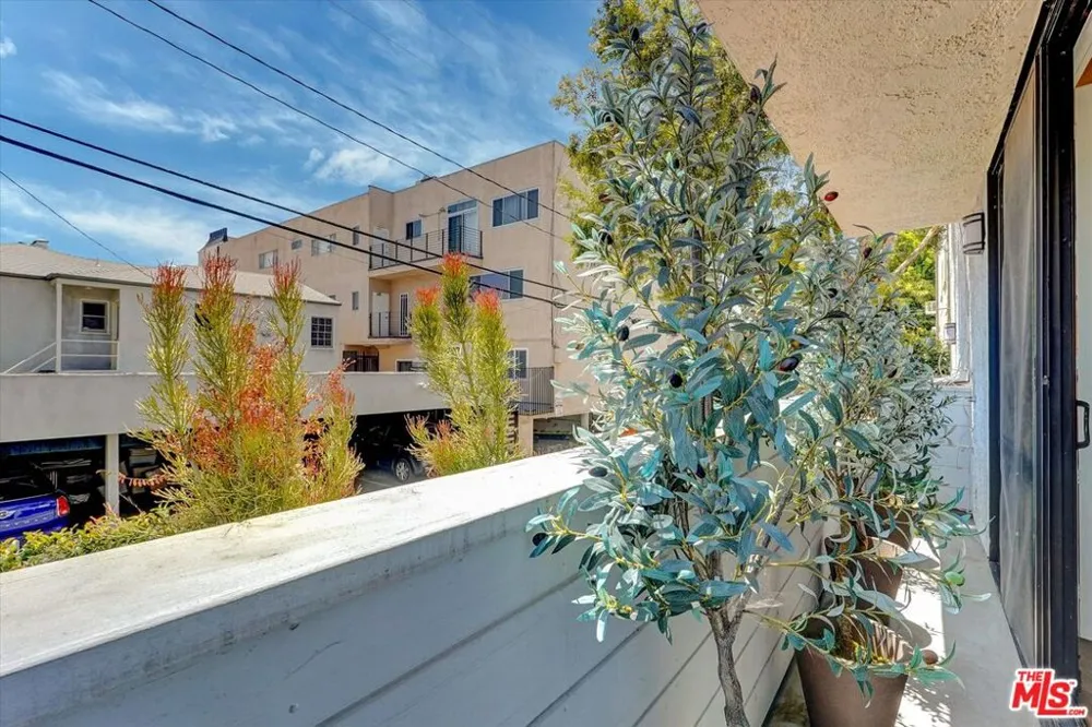148 S Crescent Drive #101 Beverly Hills, CA 90212