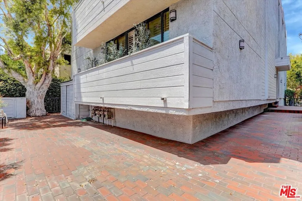 148 S Crescent Drive #101 Beverly Hills, CA 90212