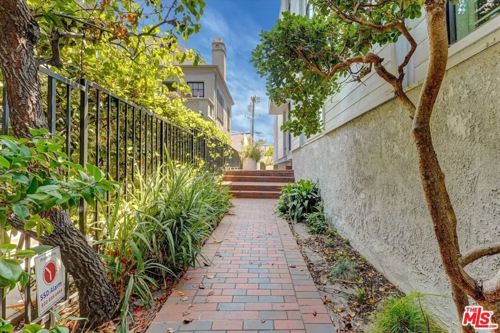 148 S Crescent Drive #101 Beverly Hills, CA 90212