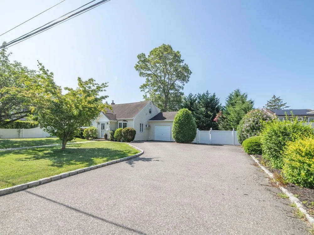 306 Clay Avenue West Islip, NY 11795