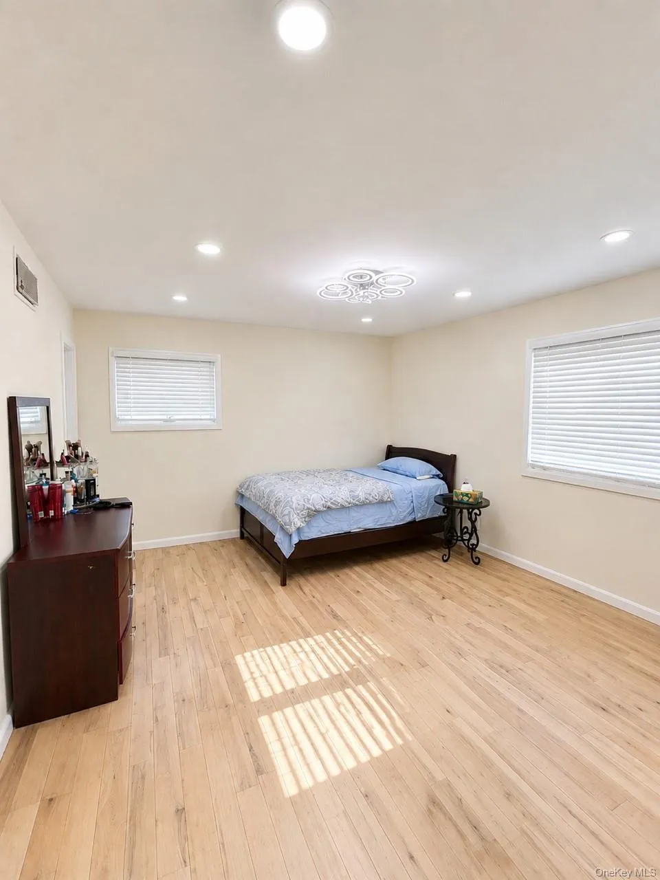 886 Woodmere Drive Valley Stream, NY 11581