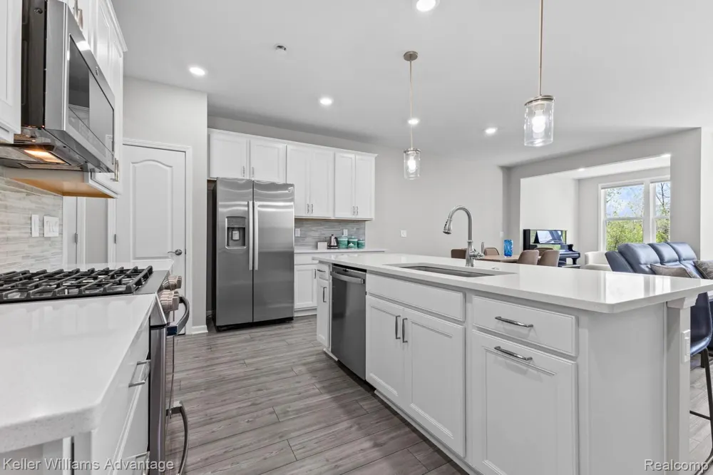 836 Addison Circle Commerce Charter Township, MI 48390