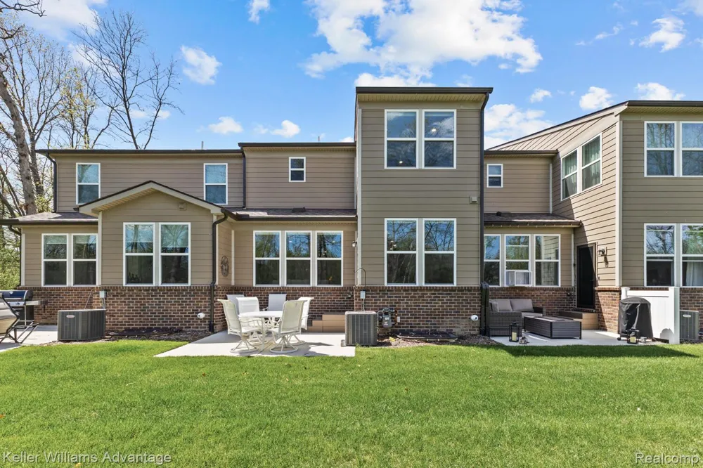 836 Addison Circle Commerce Charter Township, MI 48390