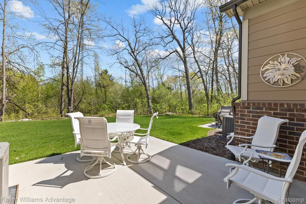 836 Addison Circle Commerce Charter Township, MI 48390