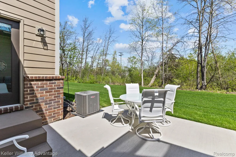836 Addison Circle Commerce Charter Township, MI 48390