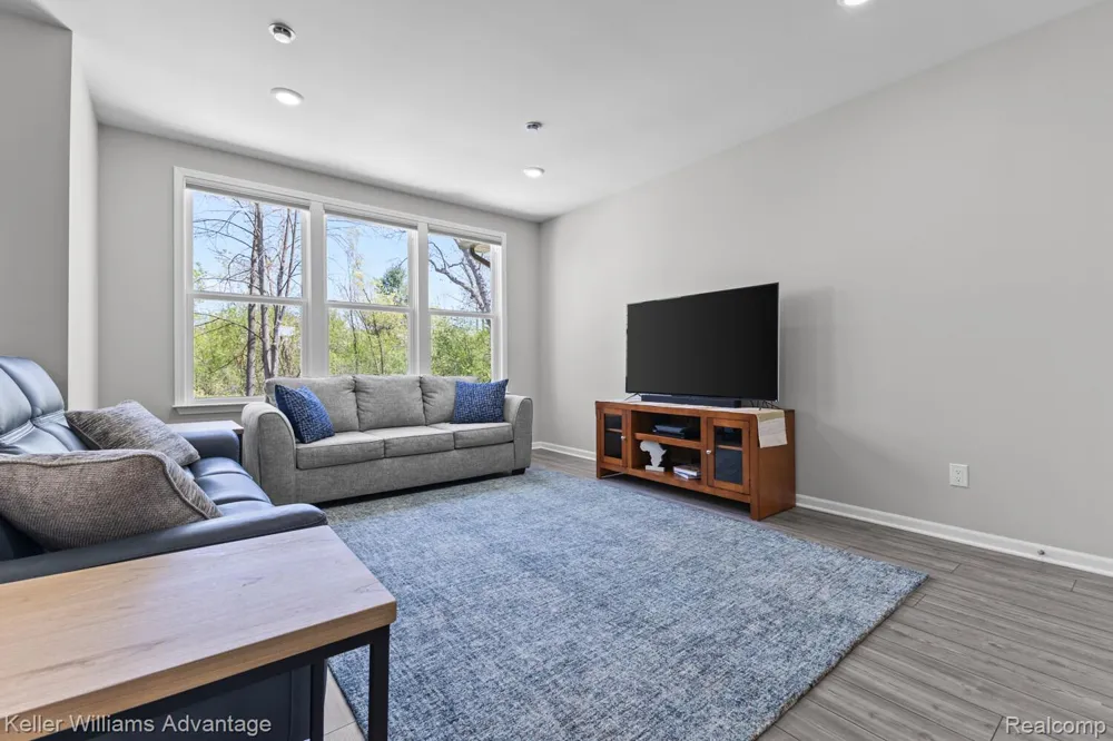 836 Addison Circle Commerce Charter Township, MI 48390
