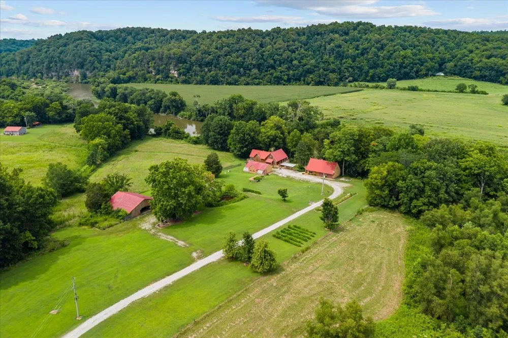 4060 Dyer Rd Hurricane Mills, TN 37078