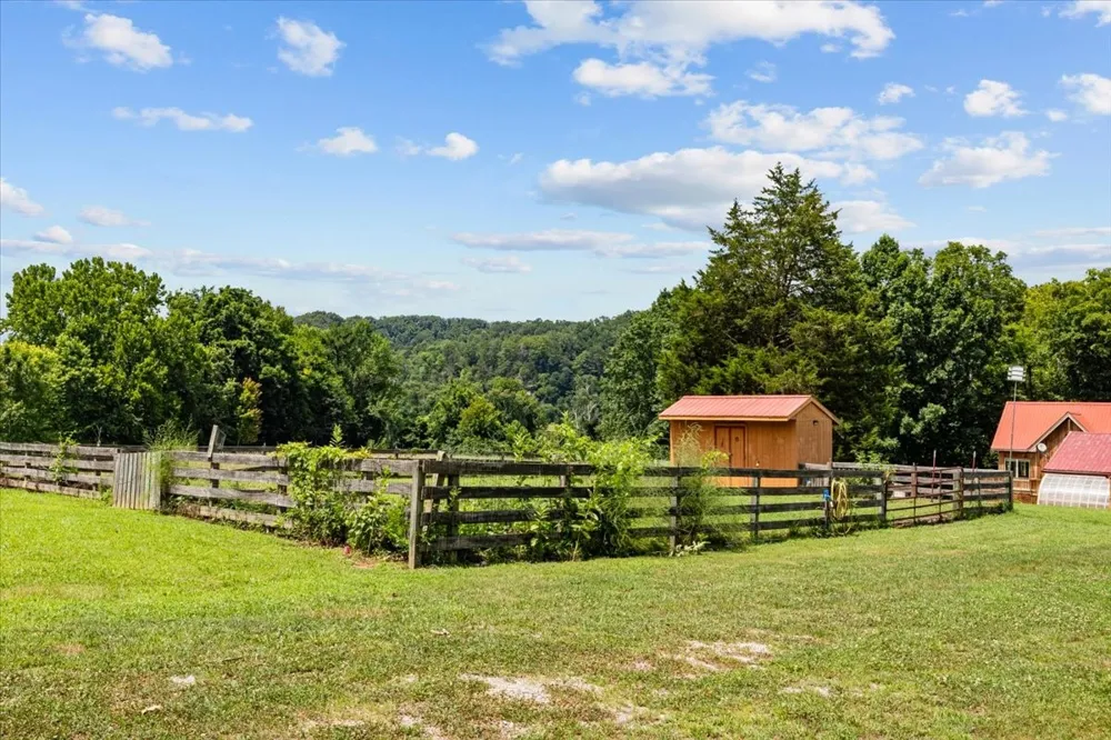 4060 Dyer Rd Hurricane Mills, TN 37078