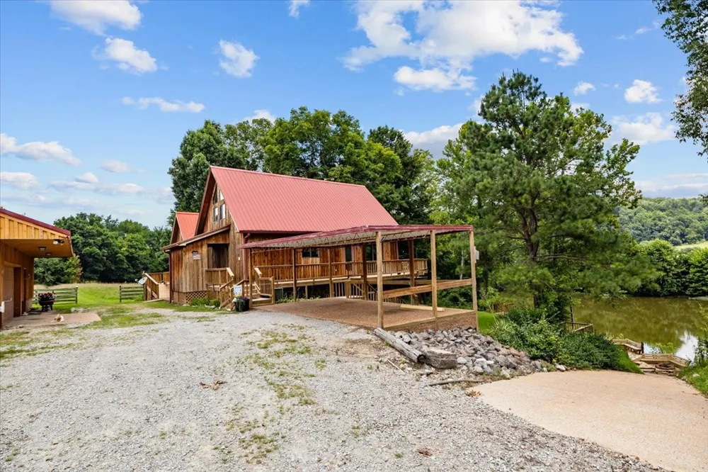 4060 Dyer Rd Hurricane Mills, TN 37078