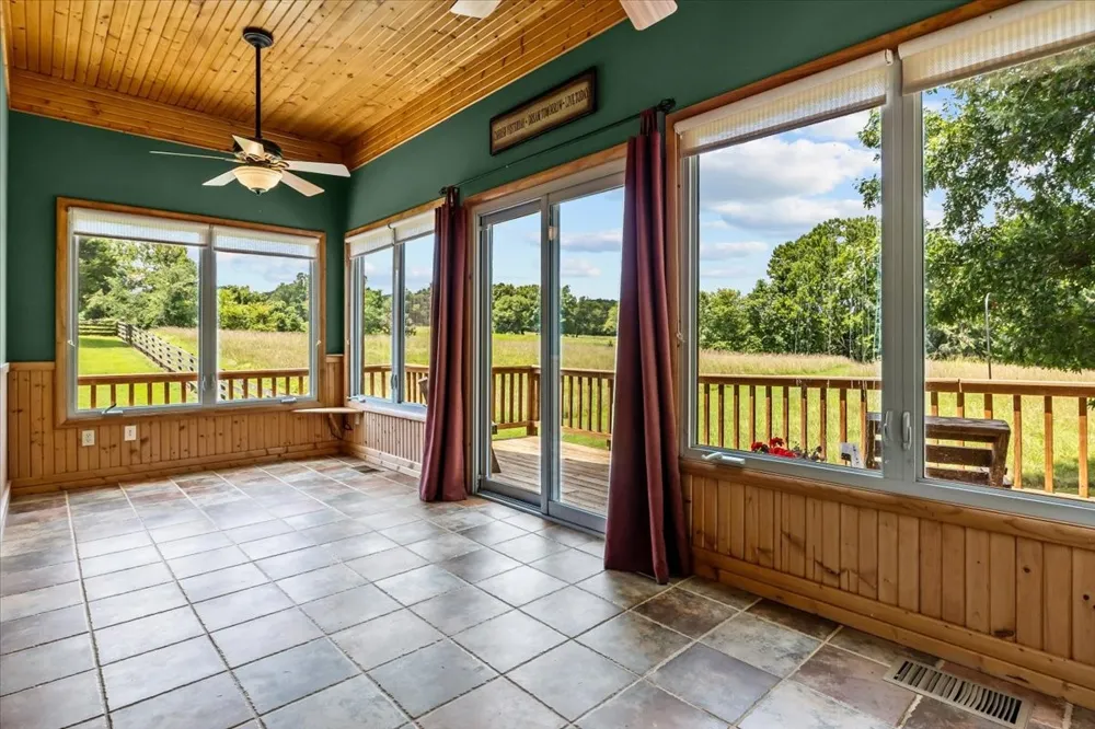 4060 Dyer Rd Hurricane Mills, TN 37078