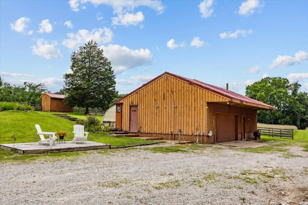 4060 Dyer Rd Hurricane Mills, TN 37078