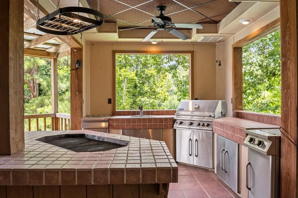 4060 Dyer Rd Hurricane Mills, TN 37078