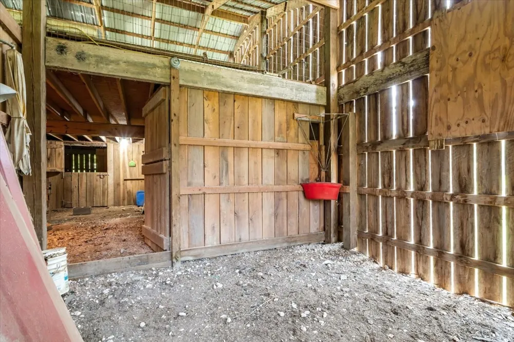 4060 Dyer Rd Hurricane Mills, TN 37078