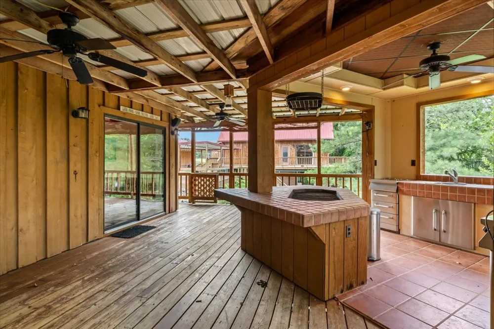 4060 Dyer Rd Hurricane Mills, TN 37078