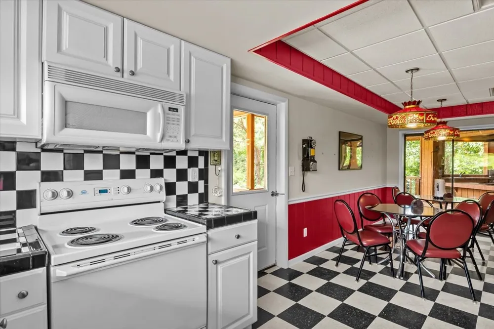 4060 Dyer Rd Hurricane Mills, TN 37078