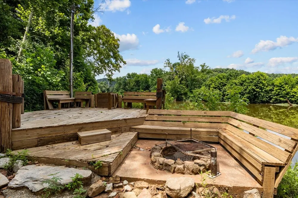 4060 Dyer Rd Hurricane Mills, TN 37078