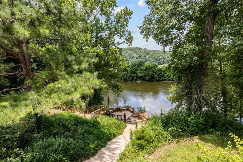 4060 Dyer Rd Hurricane Mills, TN 37078