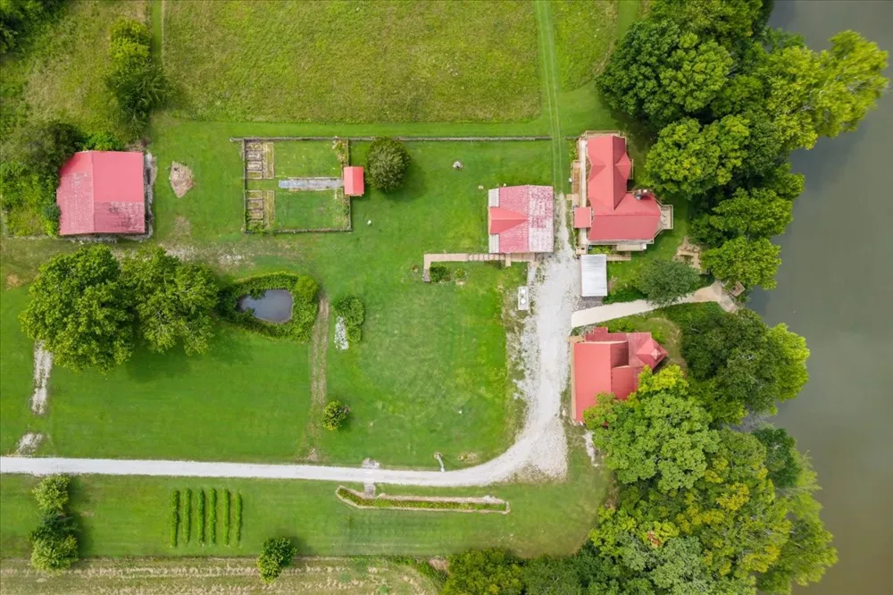 4060 Dyer Rd Hurricane Mills, TN 37078