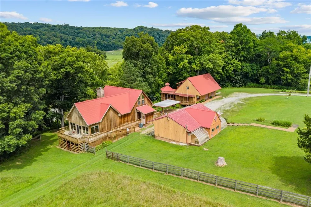 4060 Dyer Rd Hurricane Mills, TN 37078